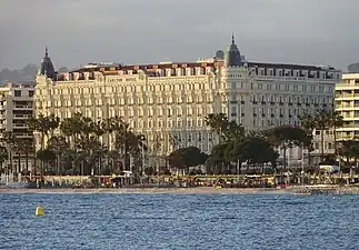 L'hôtel Carlton vu de la mer en 2023.