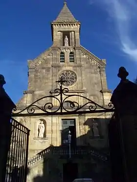 Porche et façade de l'église