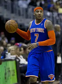Un joueur de basket-ball avec son équipement : maillot, short, bandeau.