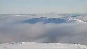 Vue du Càrn Dearg enneigé depuis le Beinn a' Chlachair au nord-ouest.