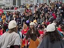 Photographie en couleurs d'une danse traditionnelle costumée.