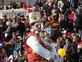 Photo d'un homme maquillé portant une couronne.