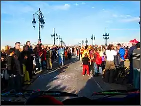 Carnaval des deux rives : foule sur le pont de pierre.