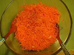 Des carottes râpées dans un saladier.