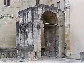 Arc romain de Carpentras dans l'enceinte du Palais de Justice