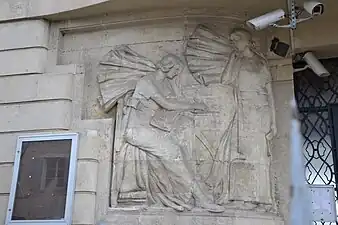 Façade, entrée principale, côté gauche. Bas-relief de Jean-Pierre Gras (1925).