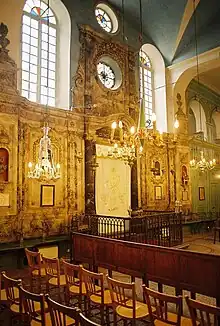 L'arche de la synagogue avec une niche, à droite, portant le fauteuil du prophète Élie