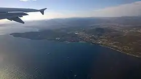 Vue aérienne du cap de Carqueiranne (à gauche) depuis le sud-est.