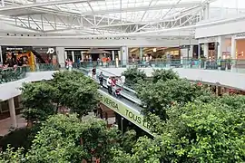 Vue de l'intérieur du centre commercial Carré Sénart