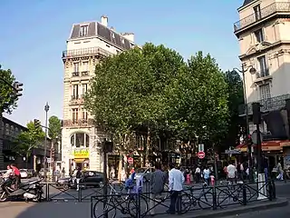 Carrefour de la rue Louis-Blanc avec le boulevard de la Chapelle et la rue du Faubourg-Saint-Denis.