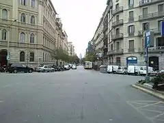 Rue droite parallèle à la mer avec intersections dégagées.Rue de Casp avec en fond, la tour Agbar.