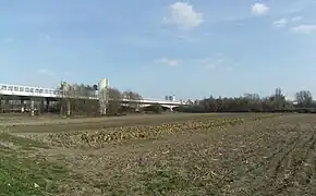 Champs du bord de Seine surplombés par l'autoroute A14.