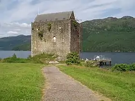 Le château de Carrick, surplombant le Loch Goil. Construit par le Clan Lamont, il passa aux Campbell puis revint au Clan Murray.