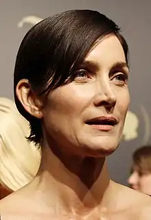 Carrie-Anne Moss interprète Rebecca