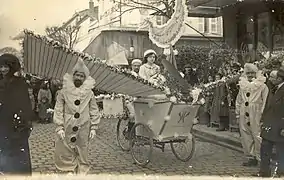 Char réclame avec Pierrots, Mi-Carême, années 1920.