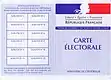 Sur une carte d'électeur, avec des proportions différentes et le slogan « Voter est un droit, c'est aussi un devoir civique ».