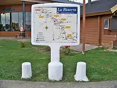 Panneau émaillée Michelin situé sur l'aire de la Réserve-Avia sur l'autoroute A6 au nord-ouest d'Auxerre dans l'Yonne.