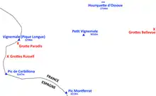 Plan montrant l'emplacement des grottes Russell, indiqué par des croix rouges sur fond blanc.