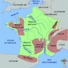 Une carte physique de la France, simplifiée à l’extrême. On y observe notamment les principaux massifs montagneux (Alpes, Pyrénées, Massif central, Jura et Vosges) et les principaux cours d’eau (Loire, Rhône, Seine et Garonne).