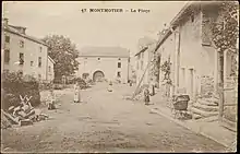 Ancienne carte postale de la place de Montmotier.