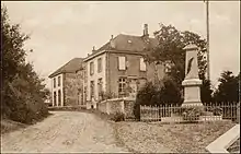 Carte postale ancienne d'Uzemain, montrant la mairie, l'école et la poste.