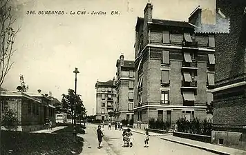 Enfants jouant devant les bains-lavoir, en 1931.