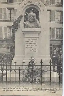 Buste d'un homme au sein d'un monument en pierre.