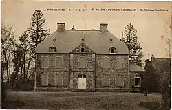 Photographie en tons sépia montrant la façade d'un château.