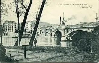 Le pont, vu du bois de Boulogne.