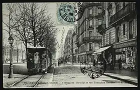 Un convoi sur l'avenue de Neuilly.