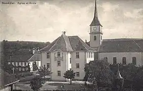 Eglise et école primaire du Saugy vers 1930.