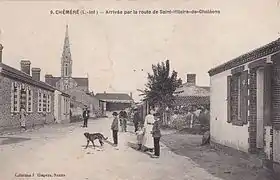 L'arrivée par la route de Saint-Hilaire-de-Chaléons.