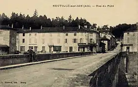 Carte postale ancienne du pont de Neuville-sur-Ain.