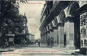 L'immeuble des Arcades, avec à gauche un ancien kiosque au début XXe siècle