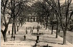 La place Jean Jaurès et ses grands ormeaux au début XXe siècle