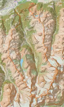 Carte avec profils des montagnes. La vallée est orientée du nord au sud et se sépare en deux au milieu de l'image. Des deux séparations, la partie gauche comporte un lac de barrage.