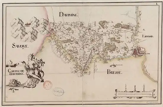 Carte inversée (nord en bas de la carte) montrant la Savoie (pays montagneux sur la gauche), le Dauphiné (pays de collines au centre, traversé par un fleuve) et Lyon à droite.