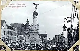 L'ancienne fontaine, ange aux ailes pliées,