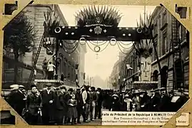 En 1913 avec un arc de triomphe des pompiers.