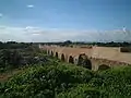 Vue d'une section aérienne de l'aqueduc de Zaghouan.