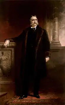 Portrait d'un homme debout avec un manteau de fourrure