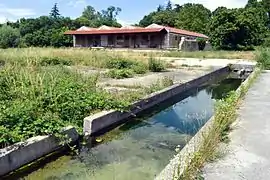 La gare militaire et une canalisation.