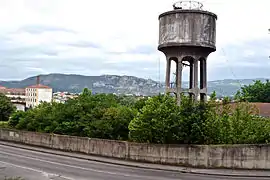 Le château d’eau (au fond, le château de Crussol).