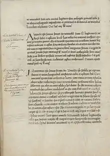 Page d'un manuscrit en latin annoté sur son côté gauche