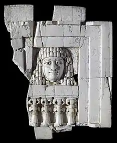 Femme à sa fenêtre, ivoire phénicien, Nimrud, Irak, -IXe/ -VIIIe siècle. Salle 57.
