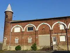 Un des angles du bâtiment.