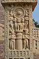 Colonne dite « d'Ashoka » (chapiteau original au musée de Sanchi). Stūpa n° 3, sur le seul torana : côté sud. Face externe.