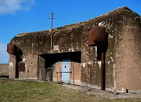 L'entrée de la casemate en mars 2004. Les deux supports blindés pour projecteurs sont bien visibles.