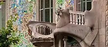 Détail de la façade principale : deux balcons couleur ivoire en enfilade.