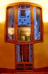 Fenêtre donnant sur un puits de jour avec son système de ventilation.